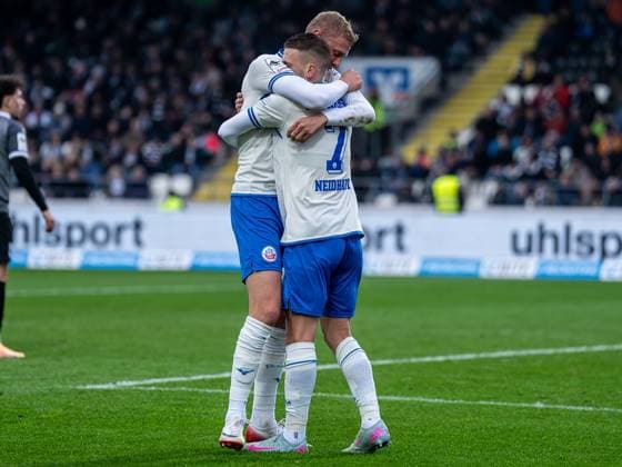 Emil Holten (FC Hansa Rostock, 11) und 07hsansa jubeln nach dem Tor, GER, SSV Ulm 1846 vs. FC Hansa Rostock, Fussball, 3. Liga, Spielzeit 2025 2026, 08.11.2025, DFB DFL regulations prohibit any use of photographs as image sequences and or quasi-video. GER, SSV Ulm 1846 vs. FC Hansa Rostock, Fussball, 3. Liga, Spielzeit 2025 2026, 08.11.2025 Ulm Copyright: xMichaelxSchmidt Eibner-Pressefotx EP_MST
