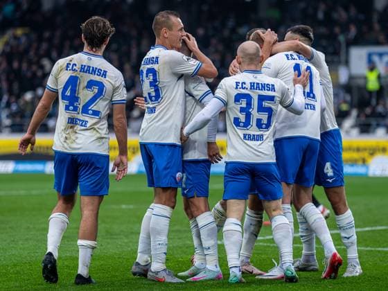 Der FC Hansa Rostock jubelt nach einem Tor, GER, SSV Ulm 1846 vs. FC Hansa Rostock, Fussball, 3. Liga, Spielzeit 2025 2026, 08.11.2025, DFB DFL regulations prohibit any use of photographs as image sequences and or quasi-video. GER, SSV Ulm 1846 vs. FC Hansa Rostock, Fussball, 3. Liga, Spielzeit 2025 2026, 08.11.2025 Ulm Copyright: xMichaelxSchmidt Eibner-Pressefotx EP_MST