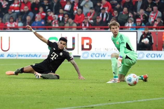 08.11.2025, xtgx, Fussball 1.Bundesliga, Union Berlin - FC Bayern München v.l. Luis Diaz (FC Bayern Muenchen) Frederik Roennow (1. FC Union Berlin) Torchance (DFL DFB REGULATIONS PROHIBIT ANY USE OF PHOTOGRAPHS as IMAGE SEQUENCES and or QUASI-VIDEO) Berlin