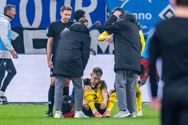 08.11.2025, Hamburger SV vs. Borussia Dortmund, 1. Bundesliga, 10. Spieltag Verletzugspause bei Nico Schlotterbeck (Borussia Dortmund, 4) Wichtiger Hinweis: Gemaess den Vorgaben der DFL Deutsche Fussball Liga bzw. des DFB Deutscher Fussball-Bund ist es untersagt, in dem Stadion und oder vom Spiel angefertigte Fotoaufnahmen in Form von Sequenzbildern und oder videoaehnlichen Fotostrecken zu verwerten Copyright: xBahhoxKarax