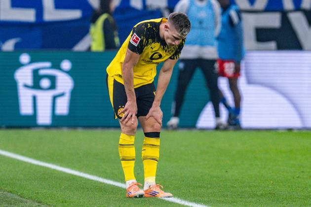 08.11.2025, Hamburger SV vs. Borussia Dortmund, 1. Bundesliga, 10. Spieltag Verletzugspause bei Nico Schlotterbeck (Borussia Dortmund, 4) Wichtiger Hinweis: Gemaess den Vorgaben der DFL Deutsche Fussball Liga bzw. des DFB Deutscher Fussball-Bund ist es untersagt, in dem Stadion und oder vom Spiel angefertigte Fotoaufnahmen in Form von Sequenzbildern und oder videoaehnlichen Fotostrecken zu verwerten Copyright: xBahhoxKarax