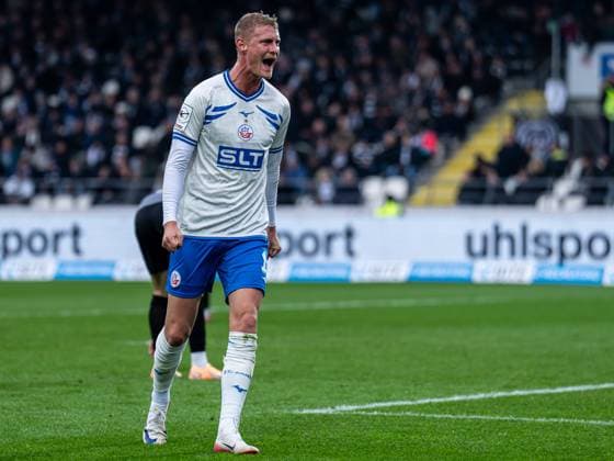 Torschuetze Emil Holten (FC Hansa Rostock, 11) jubelt lautstark, GER, SSV Ulm 1846 vs. FC Hansa Rostock, Fussball, 3. Liga, Spielzeit 2025 2026, 08.11.2025, DFB DFL regulations prohibit any use of photographs as image sequences and or quasi-video. GER, SSV Ulm 1846 vs. FC Hansa Rostock, Fussball, 3. Liga, Spielzeit 2025 2026, 08.11.2025 Ulm Copyright: xMichaelxSchmidt Eibner-Pressefotx EP_MST