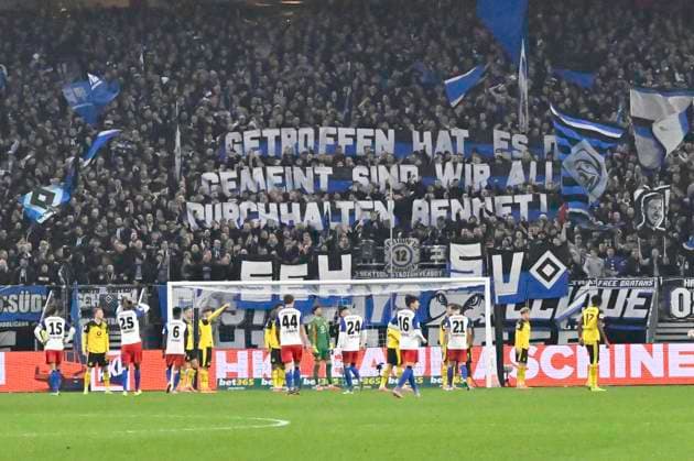 GER; 1. FBL,, Hamburger SV vs Borussia Dortmund 08.11.2025, Volksparkstadion, Hamburg, GER; 1. FBL, Hamburger SV vs Borussia Dortmund im Bild Feature die Hamburger Fans zeigen Plakate
