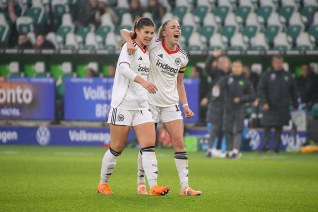 08.11.2025, xgrfx, Fussball Google Pixel Frauen-Bundesliga, VfL Wolfsburg - Eintracht Frankfurt v.l. Noemi Ivelj und Laura Freigang feiern den Sieg gegen den VfL Wolfsburg. (Eintracht Frankfurt) (DFL DFB REGULATIONS PROHIBIT ANY USE OF PHOTOGRAPHS as IMAGE SEQUENCES and or QUASI-VIDEO) Wolfsburg