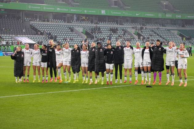 08.11.2025, xgrfx, Fussball Google Pixel Frauen-Bundesliga, VfL Wolfsburg - Eintracht Frankfurt v.l. Die Mannschaft feiert den Sieg mit den Fans. (Eintracht Frankfurt) (DFL DFB REGULATIONS PROHIBIT ANY USE OF PHOTOGRAPHS as IMAGE SEQUENCES and or QUASI-VIDEO) Wolfsburg