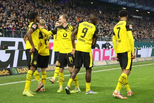 GER, xFSx ,Hamburg, HSV , 1. Bundesliga , Fussball, DFL, Hamburger SV , am Hamburger Volksparkstadion , Borussia Dortmund , 08.11.2025 , v.l. Carney Chukwuemeka (Borussia Dortmund ,17) macht das 0:1 DFL regulations prohibit any use of photographs as image sequences and or quasi-video. Copyright: HMBxMedia FernandoxSoares