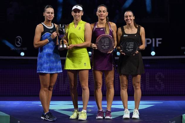 WTA, Tennis Damen Finals 2025 - Doubles Final RIYADH, SAUDI ARABIA - NOVEMBER 08: Elise Mertens (2nd L) of Belgium and her partner Veronika Kudermetova (L) hold the Billie Jean King Trophy after defeating Luisa Stefani (R) of Brazil and Timea Babos (2nd R) of Hungary in the Doubles Final of the WTA Finals Riyadh, part of the Hologic WTA Tour, at King Saud University Indoor Arena in Riyadh, Saudi Arabia, on November 8, 2025. Artur Widak Anadolu Riyadh Saudi Arabia. Editorial use only. Please get in touch for any other usage.  Copyright: x2025xAnadoluxArturxWidakx