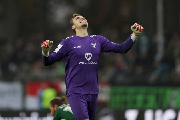 08.11.2025, xjcx, Herren, Fussball, Saison 2025 2026, 3. Liga, 14. Spieltag: 1. FC Schweinfurt 1905 - TSG Hoffenheim II Emotionen nach dem ersten Heimsieg, Toni Stahl ( 1, 1. FC Schweinfurt 1905), DFL DFB REGULATES PROHIBIT ANY USE OF PHOTOGRAPHS AS IMAGE SEQUENCES AND OR QUASI-VIDEO Schweinfurt Sachs-Stadion Bayern Deutschland