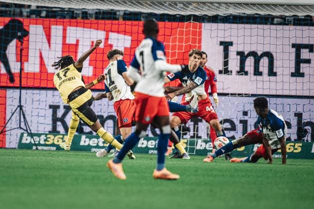 Fußball Männer Saison 2025 2026 1. Fußball-Bundesliga 10. Spieltag Hamburger SV vs. Borussia Dortmund 08.11.2025 Carney Chukwuemeka ( 17, Borussia Dortmund) schießt ein Tor 1:0 Hamburg Volksparkstadion Hamburg Deutschland
