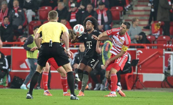 Schiedsrichter Florian Exner, Serge Gnabry, Rani Khedira am Ball Zweikampf Spielszene Aktion Fußball Fussball Bundesliga Herren DFL 10. Spieltag Saison 2025 2026 08.11.2025 1.FC Union Berlin FCU vs. FC Bayern München FCB DFL regulations prohibit any use of photographs as image sequences and or quasi-video.