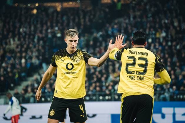 1. Bundesliga: Hamburger SV vs. Borussia Dortmund, 08.11.2025 Nico Schlotterbeck (Borussia Dortmund, 4) klatscht mit Emre Can (Borussia Dortmund, 23) ab; 1. Bundesliga, 10. Spieltag: Hamburger SV vs. Borussia Dortmund am 08.11.2025 im Volksparkstadion, Hamburg DFL REGULATIONS PROHIBIT ANY USE OF PHOTOGRAPHS AS IMAGE SEQUENCES AND OR QUASI-VIDEO. Copyright: xBEAUTIFULxSPORTS Tonhäuserx