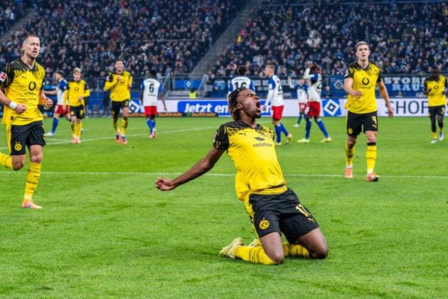 08.11.2025, Hamburger SV vs. Borussia Dortmund, 1. Bundesliga, 10. Spieltag Tor zum 0:1 durch Carney Chukwuemeka (Borussia Dortmund, 17) Wichtiger Hinweis: Gemaess den Vorgaben der DFL Deutsche Fussball Liga bzw. des DFB Deutscher Fussball-Bund ist es untersagt, in dem Stadion und oder vom Spiel angefertigte Fotoaufnahmen in Form von Sequenzbildern und oder videoaehnlichen Fotostrecken zu verwerten Copyright: xBahhoxKarax