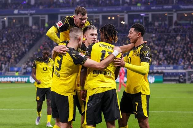 08.11.2025, 1. Bundesliga, 10. Spieltag, Hamburger SV - Borussia Dortmund, Die Spieler des BVB bejubeln das Tor zum 0:1 durch Carney Chukwuemeka (Borussia Dortmund), Hamburg Volksparkstadion Hamburg Deutschland xRHR-FOTO DEx Copyright: DennisxEwert RHR-FOTOx RHR-FOTO DE