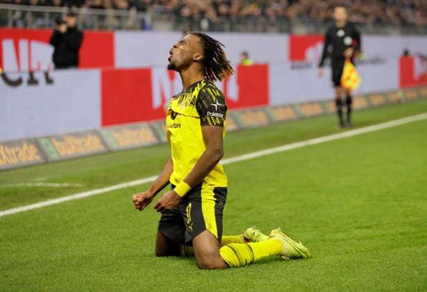 Foto : Torjubel für Dortmund , Carney CHUKWUEMEKA trifft zum 0-1 Fussball 1. Liga , 10. Spieltag am Sa. 08.11.2025 Hamburger SV - Borussia Dortmund