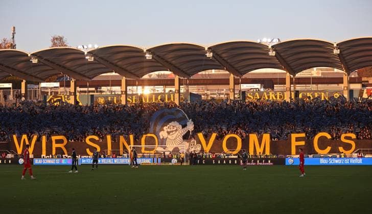 08.11.2025, Fussball, Herren, 3. Liga, Saison 2025 2026, 1. FC Saarbrücken - TSV Havelse, Fans des 1. FC Saarbrücken zeigen eine Choreographie Saarbrücken Ludwigsparkstadion Saarland Deutschland (DE) Copyright: xFabianxKleerx