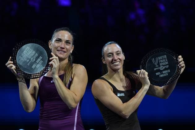 WTA, Tennis Damen Finals 2025 - Doubles Final RIYADH, SAUDI ARABIA - NOVEMBER 08: Second placed tennis players Luisa Stefani (R) of Brazil and Timea Babos (L) of Hungary pose for a photo with plaques after losing to Elise Mertens of Belgium and her partner Veronika Kudermetova in the Doubles Final of the WTA Finals Riyadh, part of the Hologic WTA Tour, at King Saud University Indoor Arena in Riyadh, Saudi Arabia, on November 8, 2025. Artur Widak Anadolu Riyadh Saudi Arabia. Editorial use only. Please get in touch for any other usage.  Copyright: x2025xAnadoluxArturxWidakx