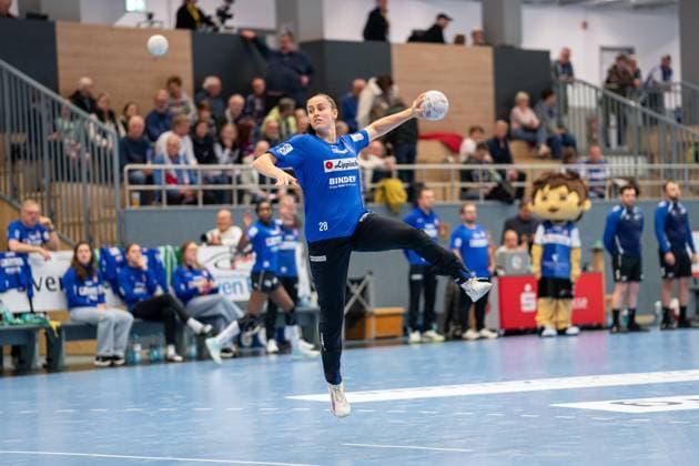 HSG Blomberg-Lippe (GER) vs. Valur Reykjavik (ISL), Handball, EHF European League Frauen, Qualifikationsrunde 3, 08.11.2025, Saision 2025 2026, Blomberg Malin Sandberg (HSG Blomberg-Lippe, 28) im Torwurf beim Aufwaermen Blomberg Sporthalle an der Ulmenallee Deutschland