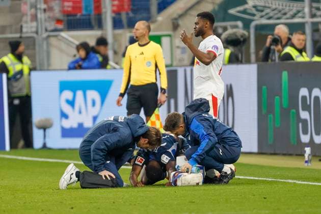 Bazoumana Toure (TSG Hoffenheim, 29) verletzt am Boden , Deutschland, Fussball, 1. Bundesliga, 10.Spieltag, 2025 2026, TSG Hoffenheim vs. RB Leipzig, 08.11.2025, PreZero Arena, Sinsheim, Deutschland Sinsheim PreZero Arena Baden-Württemberg Deutschland Copyright: xGrantxHubbsx