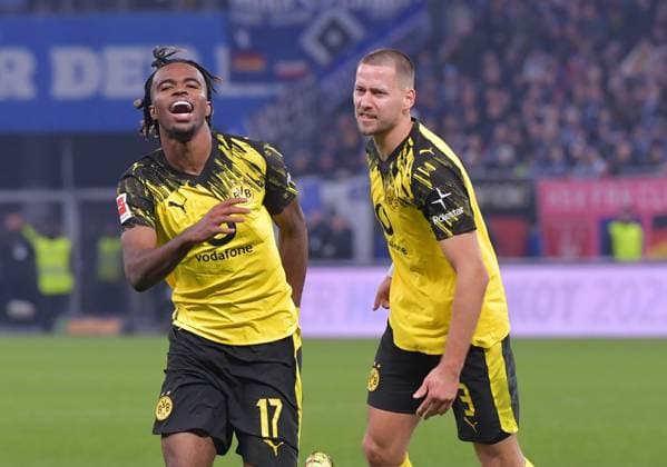 08.11.2025, xblx, Fussball 1.Bundesliga, Hamburger SV - Borussia Dortmund v.l. Carney Chukwuemeka (Borussia Dortmund), Goal scored, Tor zum 0:1,, celebrate the goal, Torjubel , Jubel, jubeln, jubelt, Waldemar Anton (Borussia Dortmund) (DFL DFB REGULATIONS PROHIBIT ANY USE OF PHOTOGRAPHS as IMAGE SEQUENCES and or QUASI-VIDEO) Hamburg