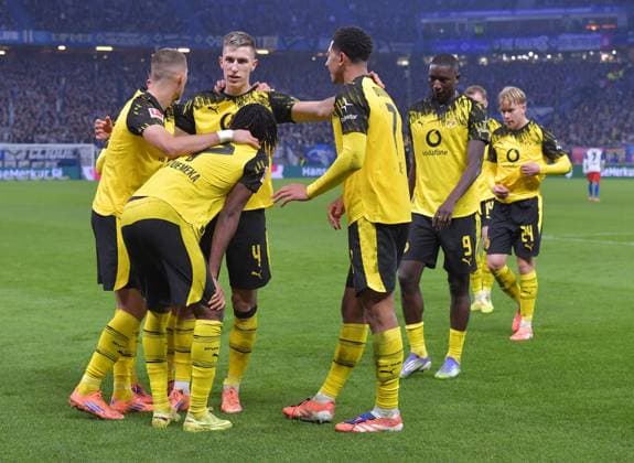 08.11.2025, xblx, Fussball 1.Bundesliga, Hamburger SV - Borussia Dortmund v.l. Carney Chukwuemeka (Borussia Dortmund), Goal scored, Tor zum 0:1,, celebrate the goal, Torjubel , Jubel, jubeln, jubelt, (DFL DFB REGULATIONS PROHIBIT ANY USE OF PHOTOGRAPHS as IMAGE SEQUENCES and or QUASI-VIDEO) Hamburg