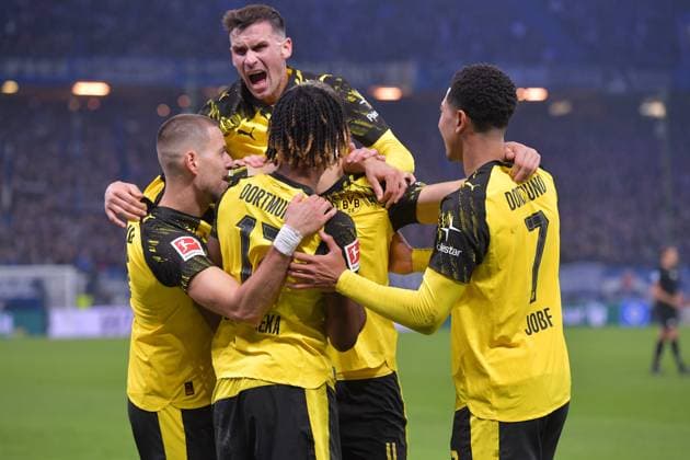 08.11.2025, xblx, Fussball 1.Bundesliga, Hamburger SV - Borussia Dortmund v.l. Carney Chukwuemeka (Borussia Dortmund), Goal scored, Tor zum 0:1,, celebrate the goal, Torjubel , Jubel, jubeln, jubelt, (DFL DFB REGULATIONS PROHIBIT ANY USE OF PHOTOGRAPHS as IMAGE SEQUENCES and or QUASI-VIDEO) Hamburg