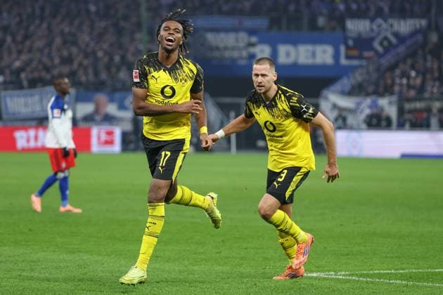 1. Bundesliga - Hamburger SV - Borussia Dortmund am 08.11.2025 im Volksparkstadion in Hamburg Jubel, Torjubel, Torschuetze, Torschütze Carney Chukwuemeka (Dortmund 17) jubelt nach seinem Tor zum 0 zu 1 mit Waldemar Anton (Dortmund 3)