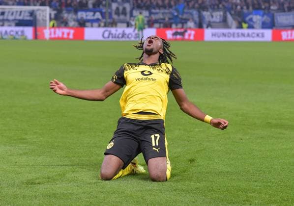 08.11.2025, xblx, Fussball 1.Bundesliga, Hamburger SV - Borussia Dortmund v.l. Carney Chukwuemeka (Borussia Dortmund), Goal scored, Tor zum 0:1,, celebrate the goal, Torjubel , Jubel, jubeln, jubelt, (DFL DFB REGULATIONS PROHIBIT ANY USE OF PHOTOGRAPHS as IMAGE SEQUENCES and or QUASI-VIDEO) Hamburg