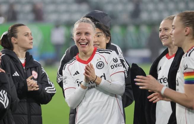 Pia-Sophie Wolter (Eintracht Frankfurt) feiert den Sieg Fussball, Frauen, Saison 2025 2026, 1.Liga, Google Pixel Frauen-Bundesliga, VfL Wolfsburg gegen Eintracht Frankfurt, 2-3 DFL REGULATIONS PROHIBIT ANY USE OF PHOTOGRAPHS AS IMAGE SEQUENCES AND OR QUASI-VIDEO.