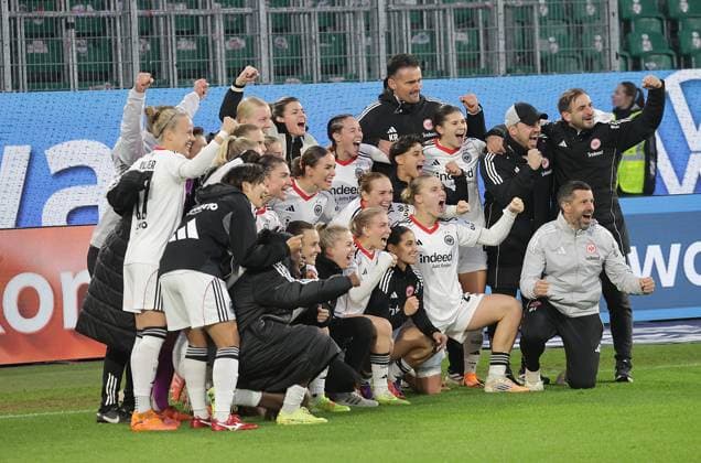 Siegerfoto Frankfurt vor der Fankurve Fussball, Frauen, Saison 2025 2026, 1.Liga, Google Pixel Frauen-Bundesliga, VfL Wolfsburg gegen Eintracht Frankfurt, 2-3 DFL REGULATIONS PROHIBIT ANY USE OF PHOTOGRAPHS AS IMAGE SEQUENCES AND OR QUASI-VIDEO.