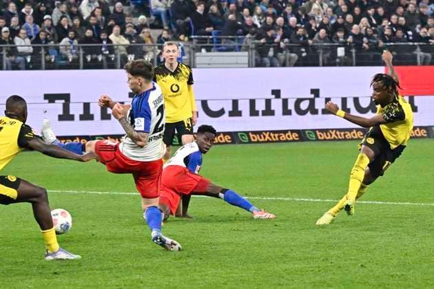 GER; 1. FBL,, Hamburger SV vs Borussia Dortmund 08.11.2025, Volksparkstadion, Hamburg, GER; 1. FBL, Hamburger SV vs Borussia Dortmund im Bild Carney Chibueze Chukwuemeka (Dortmund 17) schiesst das Tor zum 1-0 fuer Dortmund vorbei an Torhueter Daniel Heuer Fernandes (Hamburg 01)