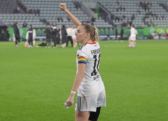 Laura Freigang (Eintracht Frankfurt) mit Fans Fussball, Frauen, Saison 2025 2026, 1.Liga, Google Pixel Frauen-Bundesliga, VfL Wolfsburg gegen Eintracht Frankfurt, 2-3 DFL REGULATIONS PROHIBIT ANY USE OF PHOTOGRAPHS AS IMAGE SEQUENCES AND OR QUASI-VIDEO.