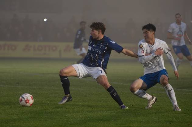 GER, Fussball, RLN, SSV Jeddeloh II vs VfB Oldenburg 08.11.2025, Haskamp-Arena, Jeddeloh II Edewecht, GER, RLN, SSV Jeddeloh II vs VfB Oldenburg, DFL regulations prohibit any use of photographs as image sequences and or quasi-video, im Bild Vjekoslav TARITAS ( VfB Oldenburg 7 ) Keita TAGUCHI ( SSV Jeddeloh II 5 )