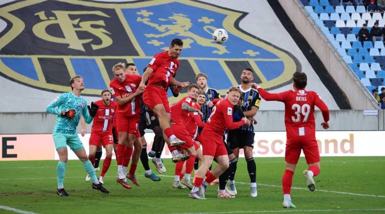 08.11.2025, Fussball, Herren, 3. Liga, Saison 2025 2026, 1. FC Saarbrücken - TSV Havelse, Semi Belkahia (TSV Havelse) köpft den Ball aus der Gefahrenzone Saarbrücken Ludwigsparkstadion Saarland Deutschland (DE) Copyright: xFabianxKleerx