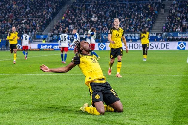 08.11.2025, Hamburger SV vs. Borussia Dortmund, 1. Bundesliga, 10. Spieltag Tor zum 0:1 durch Carney Chukwuemeka (Borussia Dortmund, 17) Wichtiger Hinweis: Gemaess den Vorgaben der DFL Deutsche Fussball Liga bzw. des DFB Deutscher Fussball-Bund ist es untersagt, in dem Stadion und oder vom Spiel angefertigte Fotoaufnahmen in Form von Sequenzbildern und oder videoaehnlichen Fotostrecken zu verwerten Copyright: xBahhoxKarax