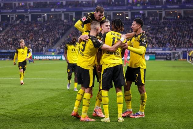 08.11.2025, 1. Bundesliga, 10. Spieltag, Hamburger SV - Borussia Dortmund, Die Spieler des BVB bejubeln das Tor zum 0:1 durch Carney Chukwuemeka (Borussia Dortmund), Hamburg Volksparkstadion Hamburg Deutschland xRHR-FOTO DEx Copyright: DennisxEwert RHR-FOTOx RHR-FOTO DE