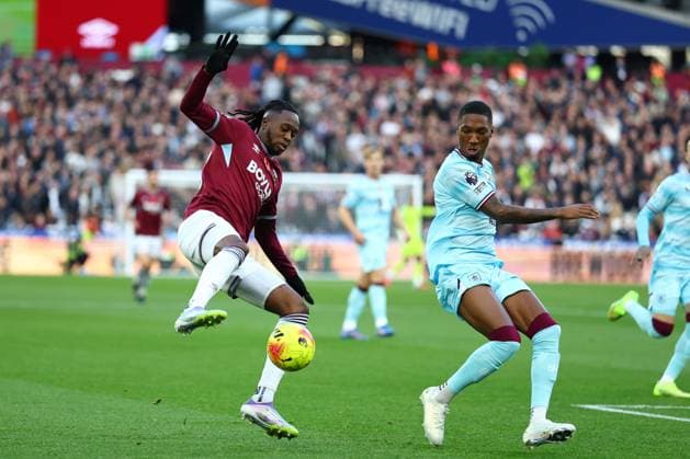 Aaron Wan-Bissaka of West Ham United under pressure from Jaidon Anthony of Burnley West Ham United v Burnley, Premier League, Football, London Stadium, London, UK - 08 Nov 2025London London Stadium United Kingdom EDITORIAL USE ONLY No use with unauthorised audio, video, data, fixture lists, club league logos or live services. Online in-match use limited to 120 images, no video emulation. No use in betting, games or single club league player publications. Copyright: xSimonxDael Shutterstockx 15701686ay