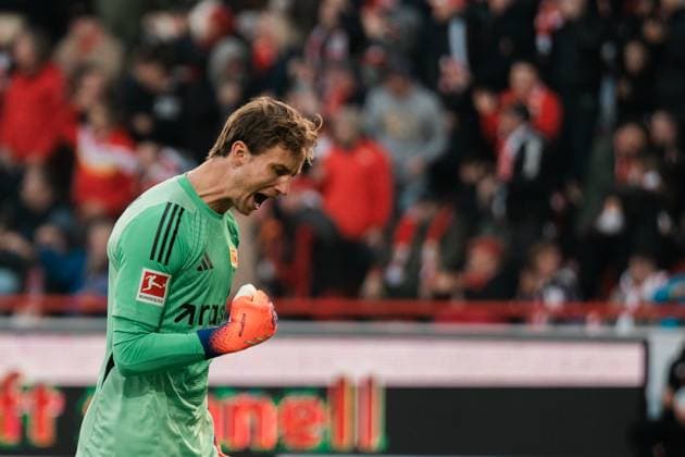 Deutschland, Fußball, 1. Bundesliga 2025 26, 10. Spieltag - 1. FC Union Berlin gegen FC Bayern München - Stadion an der alten Försterei Berlin: Frederik Rönnow (u,1) Torjubel zum 1:0 für Union Berlin Copyright: xJamesxZabelx