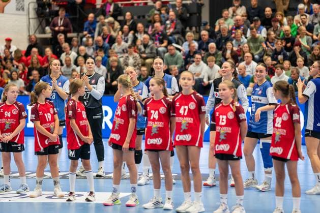HSG Blomberg-Lippe (GER) vs. Valur Reykjavik (ISL), Handball, EHF European League Frauen, Qualifikationsrunde 3, 08.11.2025, Saision 2025 2026, Blomberg Nuria Bucher (HSG Blomberg-Lippe, 21) begruesst die Fans vor dem Spiel Blomberg Sporthalle an der Ulmenallee Deutschland