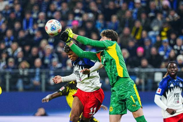 Ransford-Yeboah Koenigsdoerffer (Hamburger SV, 11), Gregor Kobel (Borussia Dortmund, 01) GER, Hamburger SV vs. Borussia Dortmund, Fussball, 1. Bundesliga, Spieltag 10, Saison 2025 2026, 08.11.2025 DFL REGULATIONS PROHIBIT ANY USE OF PHOTOGRAPHS AS IMAGE SEQUENCES AND OR QUASI-VIDEO GER, Hamburger SV vs. Borussia Dortmund, Fussball, 1. Bundesliga, Spieltag 10, Saison 2025 2026, 08.11.2025 Hamburg Copyright: xEibner-Pressefoto MarcelxvonxFehrnx EP_MFN