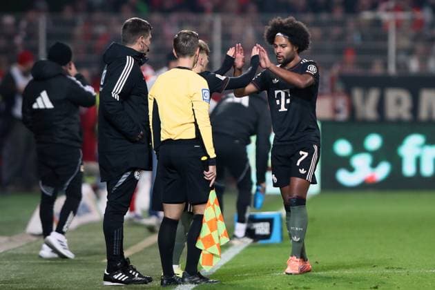 08.11.2025, xtgx, Fussball 1.Bundesliga, Union Berlin - FC Bayern München v.l. Einwechslung Lennart Karl (FC Bayern Muenchen) Auswechslung Serge Gnabry (FC Bayern Muenchen) (DFL DFB REGULATIONS PROHIBIT ANY USE OF PHOTOGRAPHS as IMAGE SEQUENCES and or QUASI-VIDEO) Berlin