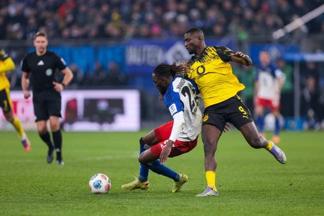 08.11.2025, 1. Bundesliga, 10. Spieltag, Hamburger SV - Borussia Dortmund, v. l. Jordan Torunarigha (Hamburger SV), Serhou Guirassy (Borussia Dortmund), Hamburg Volksparkstadion Hamburg Deutschland xRHR-FOTO DEx Copyright: DennisxEwert RHR-FOTOx RHR-FOTO DE