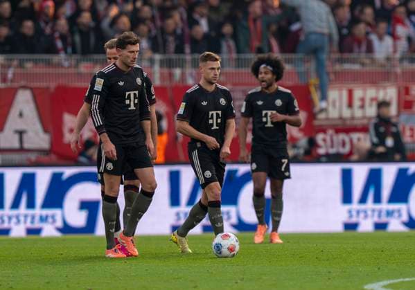 Enttäuschte Spieler von FC Bayern nach dem Gegentor. V.l.n.r. Disappointed FC Bayern players after conceding the goal. From left to right. Leon Goretzka (FC Bayern Muenchen, 8), Joshua Kimmich (FC Bayern Muenchen, 6) und Serge Gnabry (FC Bayern Muenchen, 7) 08.11.2025, 1. FC Union Berlin - FC Bayern München, Fussball, 1. Bundesliga in Berlin, Stadion an der Alten Försterei DFL regulations prohibit any use of photographs as image sequences and or quasi-video. Copyright: HMBxMedia xMarcoxBader