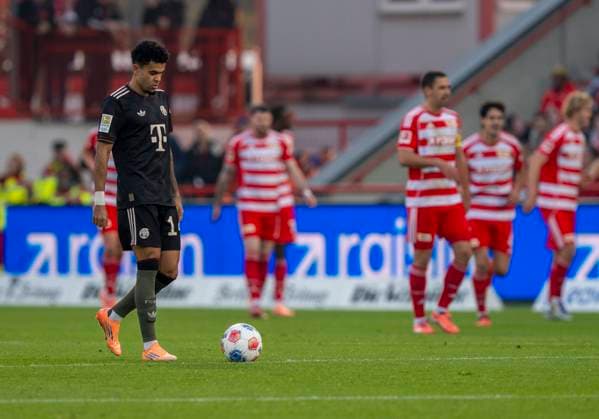 Enttäuschter (Disappointed) Luis Diaz (FC Bayern Muenchen, 14) 08.11.2025, 1. FC Union Berlin - FC Bayern München, Fussball, 1. Bundesliga in Berlin, Stadion an der Alten Försterei DFL regulations prohibit any use of photographs as image sequences and or quasi-video. Copyright: HMBxMedia xMarcoxBader