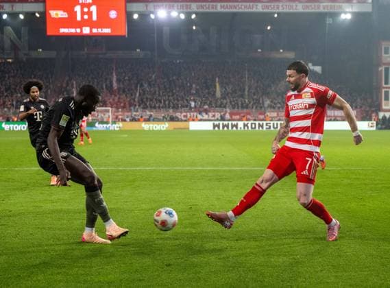 Fußball, Herren, Saison 2025 2026, 1. Bundesliga (10. Spieltag), 1. FC Union Berlin - FC Bayern München, v. l. Dayot Upamecano (Bayern München), Oliver Burke (1. FC Union Berlin), 08.11.2025, Copyright: xMatthiasxKochx