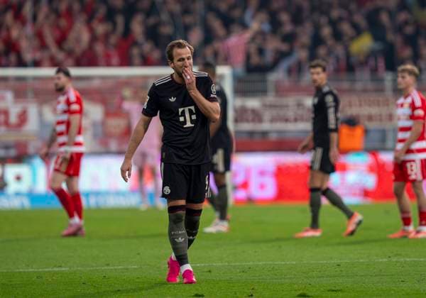 Harry Kane (FC Bayern Muenchen, 9) enttäuscht. Disappoint. 08.11.2025, 1. FC Union Berlin - FC Bayern München, Fussball, 1. Bundesliga in Berlin, Stadion an der Alten Försterei DFL regulations prohibit any use of photographs as image sequences and or quasi-video. Copyright: HMBxMedia xMarcoxBader