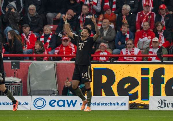 Luis Diaz (FC Bayern Muenchen, 14) jubelt, beide Finger nach oben. cheers, both fingers raised. 08.11.2025, 1. FC Union Berlin - FC Bayern München, Fussball, 1. Bundesliga in Berlin, Stadion an der Alten Försterei DFL regulations prohibit any use of photographs as image sequences and or quasi-video. Copyright: HMBxMedia xMarcoxBader