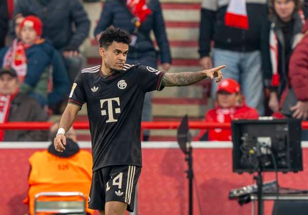 Luis Diaz (FC Bayern Muenchen, 14) jubelt. celebrates, point with his hands towards the TV camera. 08.11.2025, 1. FC Union Berlin - FC Bayern München, Fussball, 1. Bundesliga in Berlin, Stadion an der Alten Försterei DFL regulations prohibit any use of photographs as image sequences and or quasi-video. Copyright: HMBxMedia xMarcoxBader