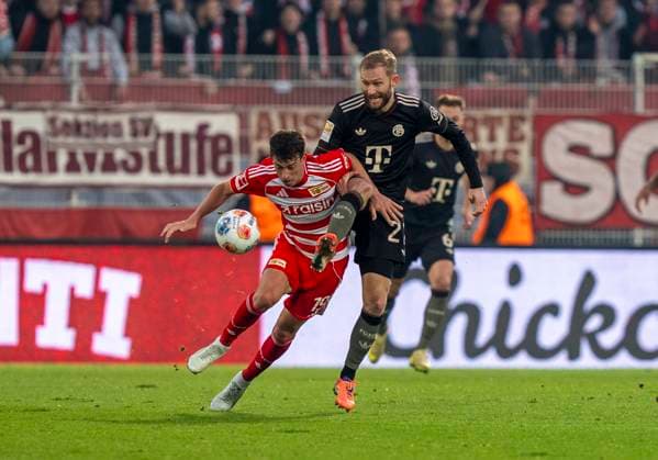 Zweikampf zwischen: (Duel between: ) Konrad Laimer (FC Bayern Muenchen, 27) und Janik Haberer (FC Union Berlin, 19) 08.11.2025, 1. FC Union Berlin - FC Bayern München, Fussball, 1. Bundesliga in Berlin, Stadion an der Alten Försterei DFL regulations prohibit any use of photographs as image sequences and or quasi-video. Copyright: HMBxMedia xMarcoxBader