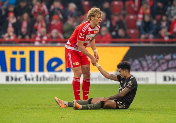 Leopold Querfeld (FC Union Berlin, 14) hilt Luis Diaz (FC Bayern Muenchen, 14) wieder hoch. helps him back up. 08.11.2025, 1. FC Union Berlin - FC Bayern München, Fussball, 1. Bundesliga in Berlin, Stadion an der Alten Försterei DFL regulations prohibit any use of photographs as image sequences and or quasi-video. Copyright: HMBxMedia xMarcoxBader