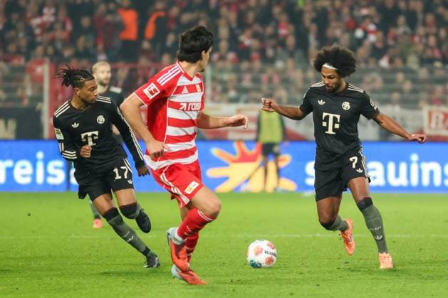 Serge Gnabry (FC Bayern Muenchen, 07) mit Ball mit Michael Olise (FC Bayern Muenchen, 17) und Diogo Leite (1. FC Union Berlin, 04), GER, 1. FC Union Berlin vs. FC Bayern Muenchen, Fussball, Bundesliga, 10. Spieltag, Saison 2025 2026, 08.11.2025, DFL DFB REGULATIONS PROHIBIT ANY USE OF PHOTOGRAPHS as IMAGE SEQUENCES and or QUASI-VIDEO, GER, 1. FC Union Berlin vs. FC Bayern Muenchen, Fussball, Bundesliga, 10. Spieltag, Saison 2025 2026, 08.11.2025 Berlin Copyright: xEibner-Pressefoto JennixMaulx EP_JML